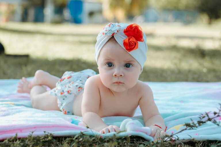 Niemowle na brzuszku na dworze - tummy time wiosna